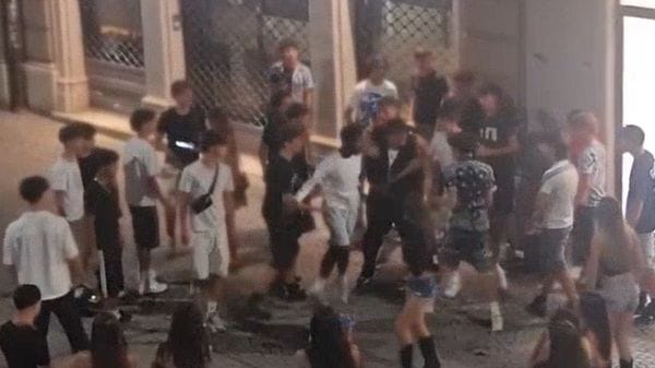 Piazza Volta tra botte, urla, musica fino al tarda notte