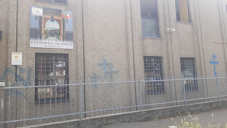 Raid notturno al centro islamico. Sui muri svastiche e croci celtiche