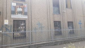 Raid notturno al centro islamico. Sui muri svastiche e croci celtiche