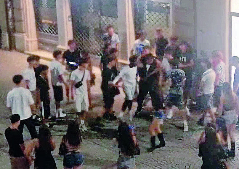 Botte, accenni di rissa, liti e caos: in piazza Volta i residenti sono esausti