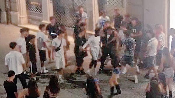 Botte, accenni di rissa, liti e caos: in piazza Volta i residenti sono esausti