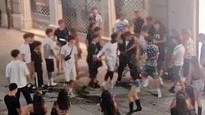 Botte, accenni di rissa, liti e caos: in piazza Volta i residenti sono esausti