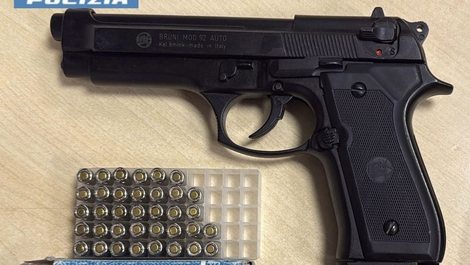 Cartucce e una pistola Beretta nascoste in auto: la scoperta durante un controllo notturno