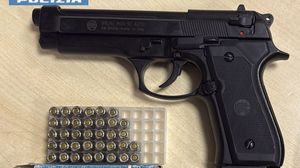 Cartucce e una pistola Beretta nascoste in auto: la scoperta durante un controllo notturno