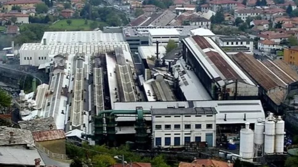 Crisi continua alla Ferriera di Dongo: «Operai senza stipendio da maggio»