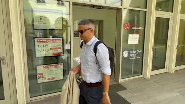 Mattia Liberali in uscita dalle visite mediche a Monza
