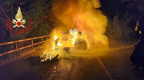 Auto finisce contro il guardrail e va a fuoco, ma i soccorritori non trovano nessuno