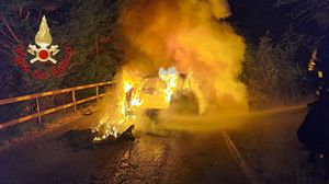 Auto finisce contro il guardrail e va a fuoco, ma i soccorritori non trovano nessuno