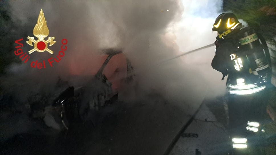 Auto finisce contro il guardrail e va a fuoco, ma i soccorritori non trovano nessuno