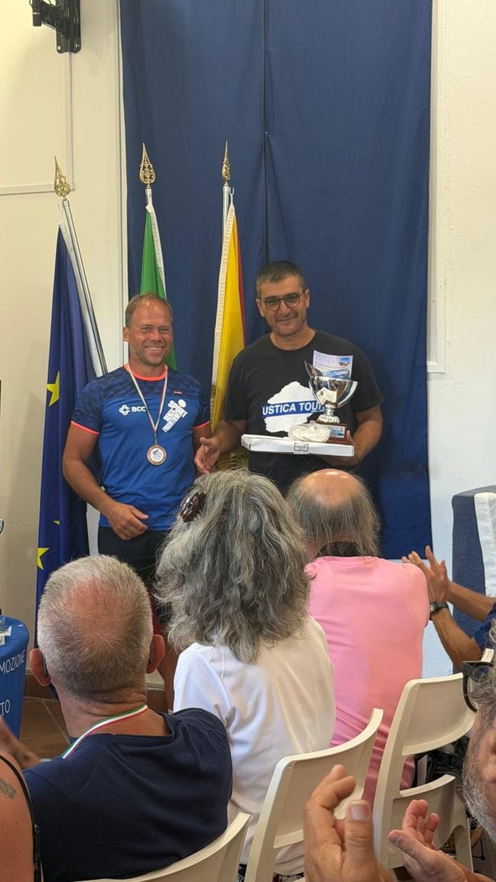 Il Giro di Ustica vinto da un canturino: medaglia a Fossati