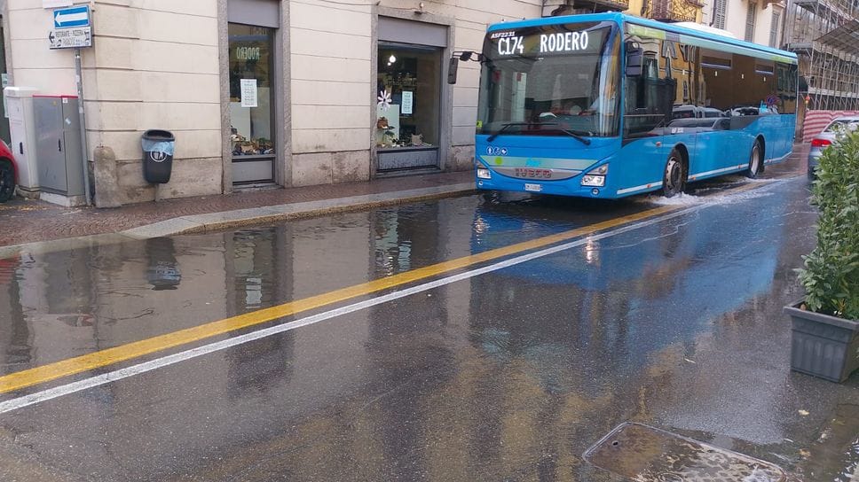 Forte temporale in città e in provincia: strade allagate e danni per il vento