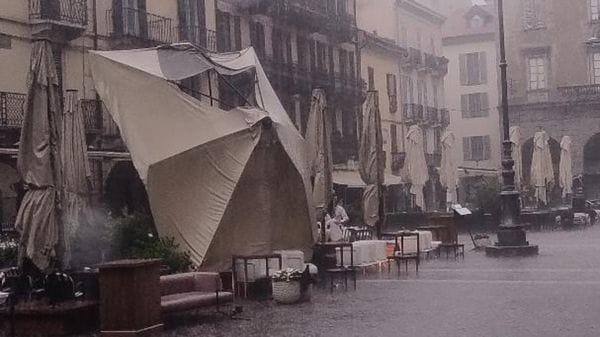 Forte temporale in città e in provincia: strade allagate e danni per il vento