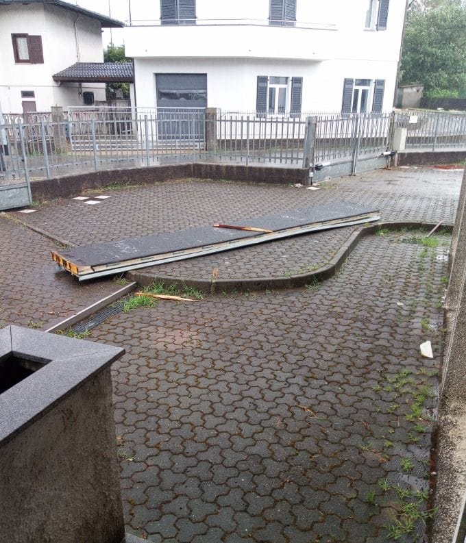 Forte temporale in città e in provincia: strade allagate e danni per il vento