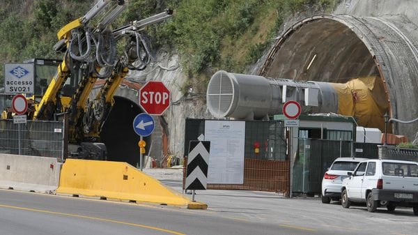 La sfida dei sindaci: «Buttiamo nel lago la terra del cantiere»