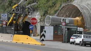 La sfida dei sindaci: «Buttiamo nel lago la terra del cantiere»