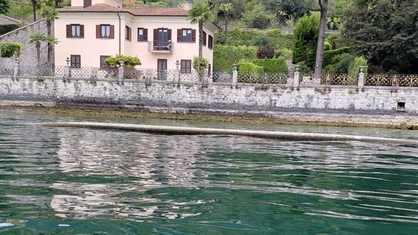 Sala: tubo della fognatura a galla nel lago. Tecnici al lavoro, ma nessuna perdita
