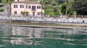 Sala: tubo della fognatura a galla nel lago. Tecnici al lavoro, ma nessuna perdita