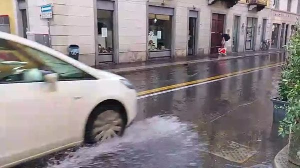 Temporale lampo sulla città: strade allagate e danni per il vento