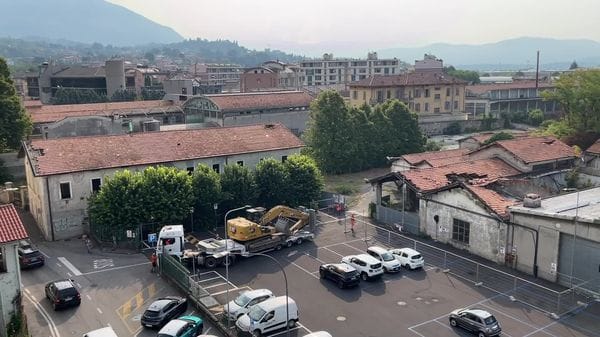 Demolizione dell'ex Enel di via Fiume