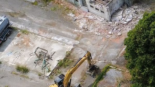 Ex Enel di Erba, la demolizione procede a pieno ritmo