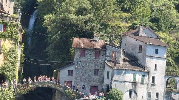 Ponte della Civera, «anche le multe si tuffano»