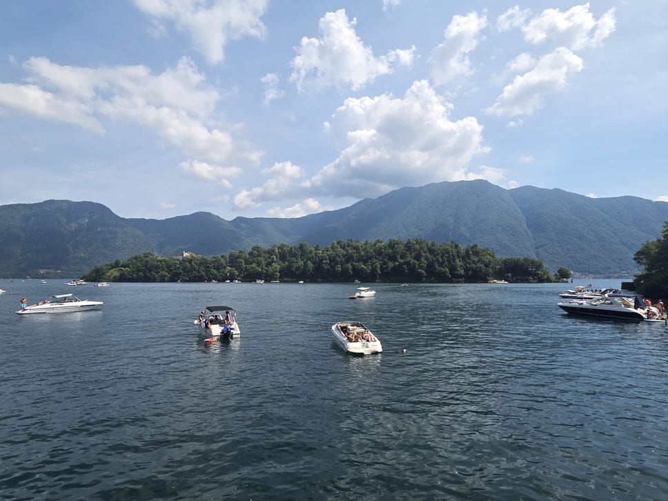 Turiste spagnole incagliate sulla spiaggia dell’isola: arriva la Polizia provinciale