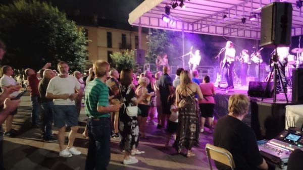 Cantù, un successo il tributo ai Beatles in piazza