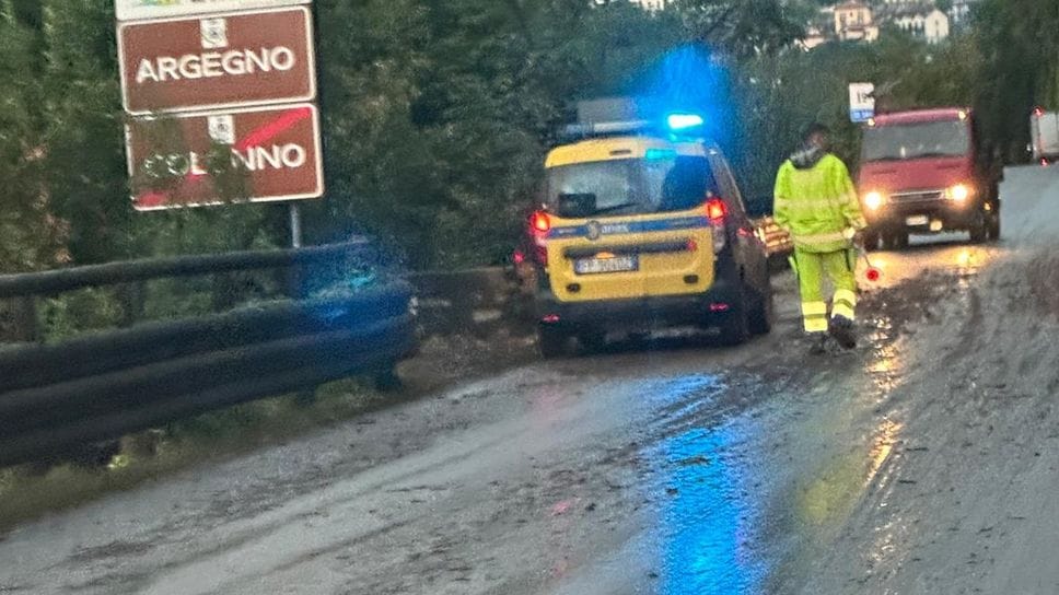 Statale Regina riaperta dopo una mattinata di coda infernale. Fango e sassi a causa il nubifragio