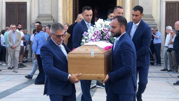 Una folla all’addio di Carlo Faverio. «Ciao Pres, hai dato tanto a Olgiate»