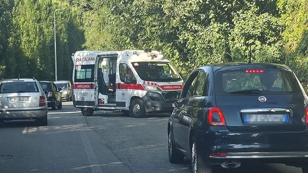 Fiocco rosa in mezzo al traffico della via Madruzza, la bambina ha fretta e nasce per strada 