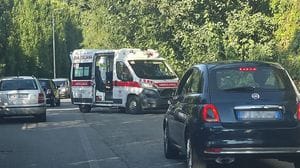 Fiocco rosa in mezzo al traffico della via Madruzza, la bambina ha fretta e nasce per strada 