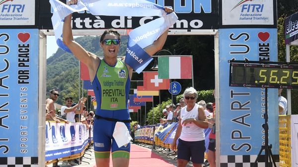 Il caldo debutto del triathlon in città Previtali-Bergamin, vittoria tra la gente