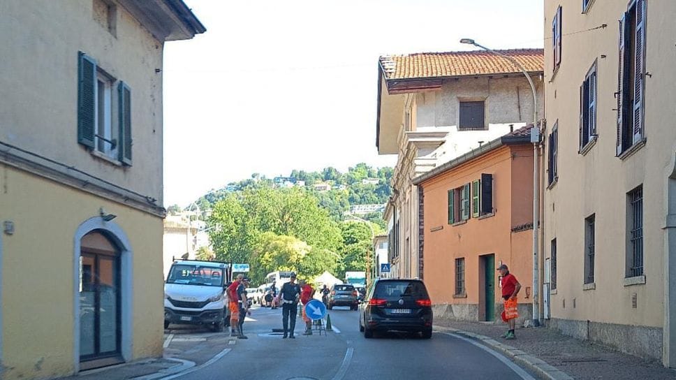Lavori in via Grossi e senso unico alternato in Borgovico: traffico nel caos