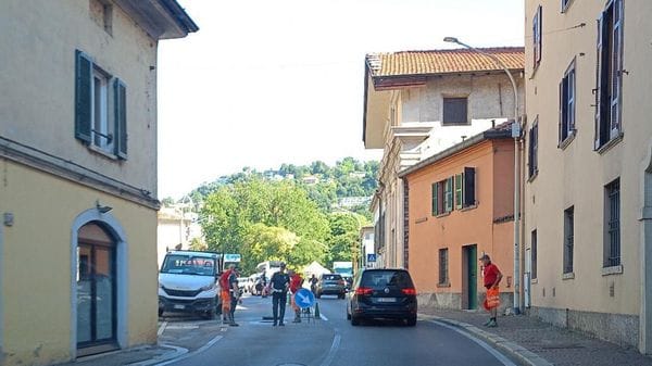Lavori in via Grossi e senso unico alternato in Borgovico: traffico nel caos