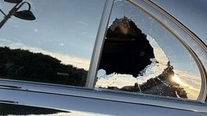 Mezz’ora all’ipermercato, i ladri gli svuotano l’auto