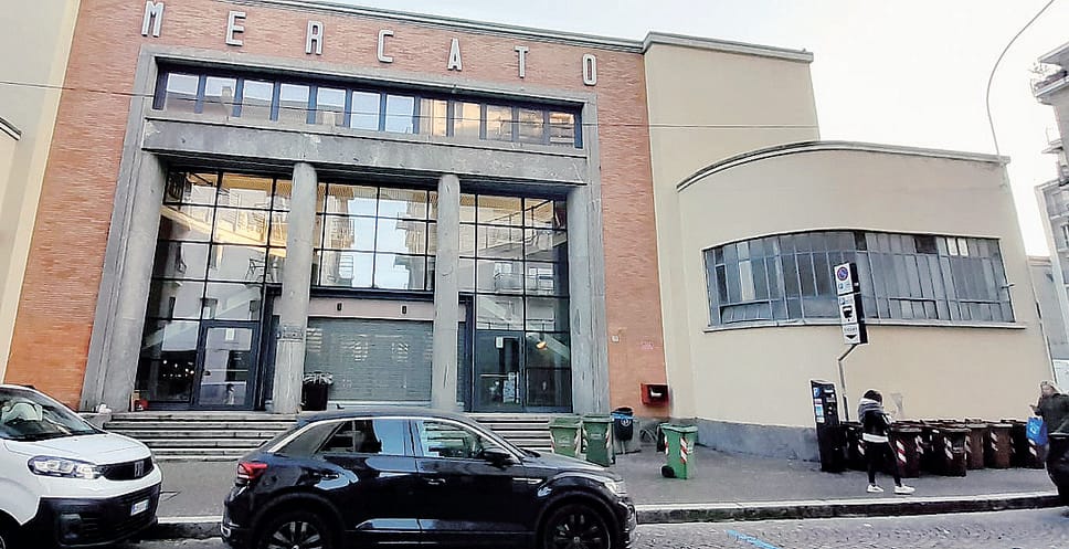 Afa, degrado, piccioni e pochi clienti. I “dimenticati” del mercato coperto