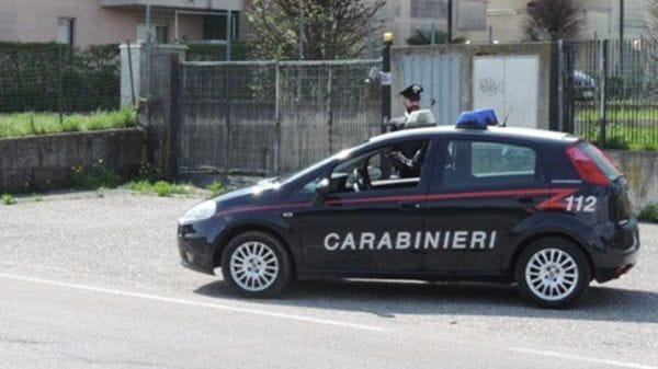 Fino Mornasco: evade dai domiciliari, aggredisce i carabinieri e tenta di sottrarre l’arma di servizio. Arrestato 