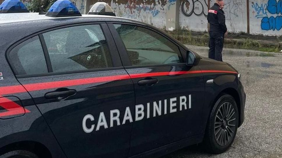 Ruba prodotti di profumeria per 3000 euro al centro commerciale, arrestato 