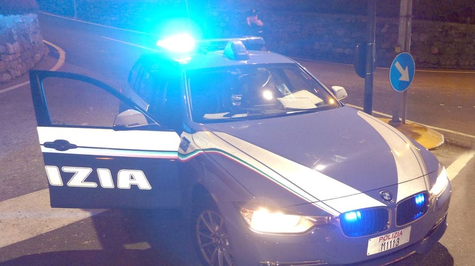 Tenta di rubare al supermercato, poi aggredisce dipendenti e poliziotti: denunciato 