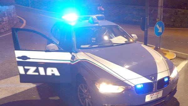 Tenta di rubare al supermercato, poi aggredisce dipendenti e poliziotti: denunciato 