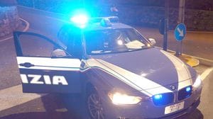 Tenta di rubare al supermercato, poi aggredisce dipendenti e poliziotti: denunciato 