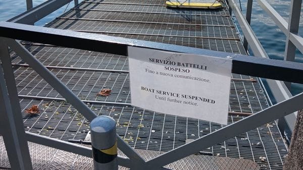 Pontile di Sala Comacina chiuso per il tubo della fognatura a galla: il sindaco attacca Como Acqua