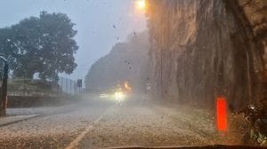 Temporali in arrivo: sul lago strade grandine e a Erba una pianta colpisce un furgone. Allerta gialla per tutta la giornata