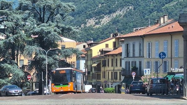 La ragazza lo attira in un appartamento. Il suo complice in agguato lo rapina