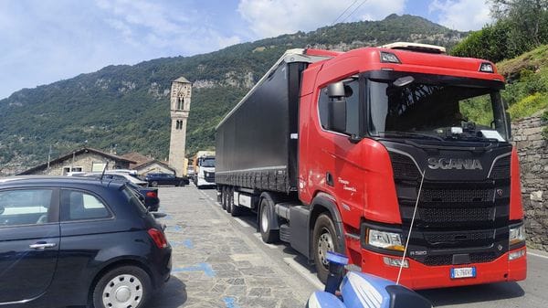 Statale Regina, ancora caos.Cinque chilometri di coda 