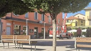 Cadono calcinacci in centro Stop ai pedoni e alle auto