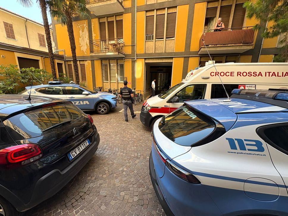 Como, giallo in via Borsieri: donna di 35 anni trovata morta in casa 