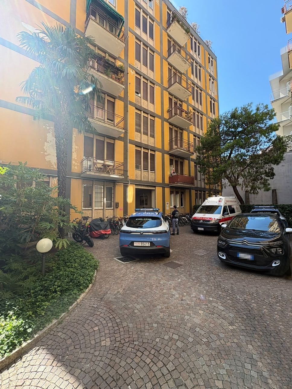 Como, giallo in via Borsieri: donna di 35 anni trovata morta in casa 