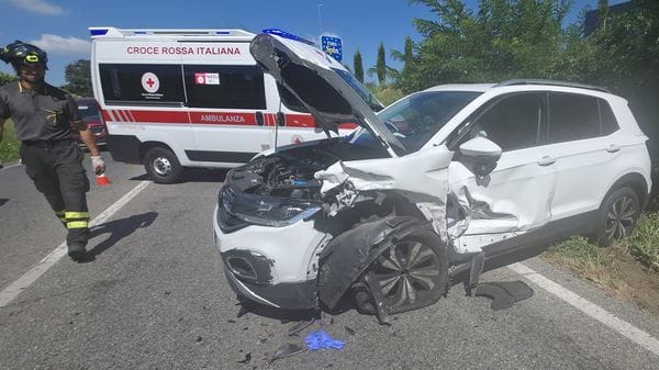 Scontro frontale tra due auto a Lomazzo: tre feriti in ospedale e traffico in tilt