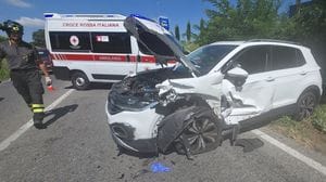 Scontro frontale tra due auto a Lomazzo: tre feriti in ospedale e traffico in tilt